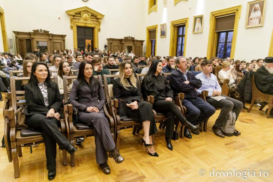 Două volume, semnate de părintele Nicolae Dura, au fost prezentate la Iași / Foto: pr. Silviu Cluci Două volume, semnate de părintele Nicolae Dura, au fost prezentate la Iași / Foto: pr. Silviu Cluci